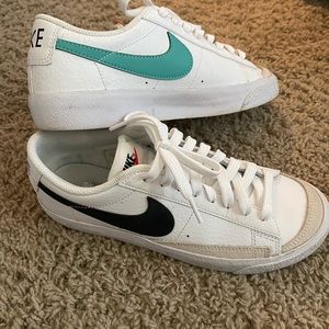Nike Blazer size Y6 (W 7.5) dual color swoosh’s